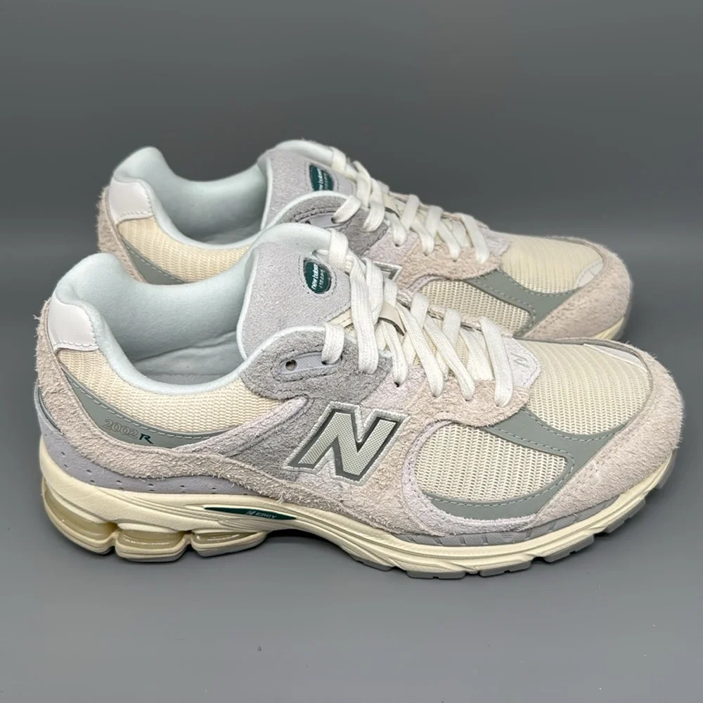 New Balance 2002R M2002REK Beige Grey Running Shoes Men's Sz 6.5 Women‎ Sz 8D